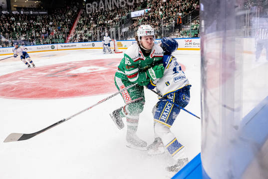 Rögles Valtteri Viljanen tacklar Leksands Oskar Lang