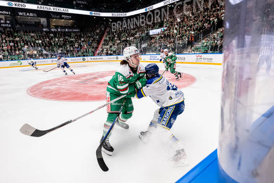 Rögles Valtteri Viljanen tacklar Leksands Oskar Lang