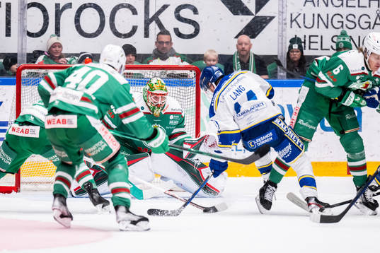 Leksands Oskar Lang oroar mot Rögles målvakt Christoffer