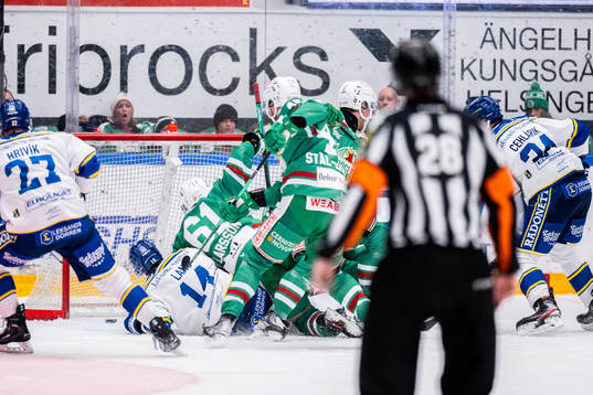 Leksands Oskar Lang gör ett mål som hade inneburit 0-2