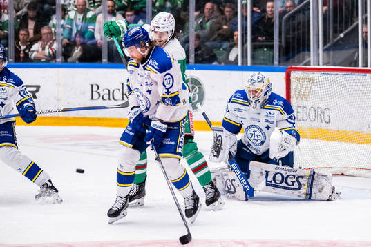 Rögles Dennis Everberg oroar framför Leksands målvakt