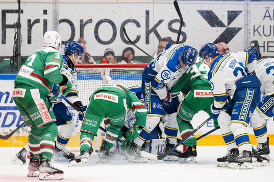 Rögles Marco Kasper med ett bortdömt mål bakom Leksands
