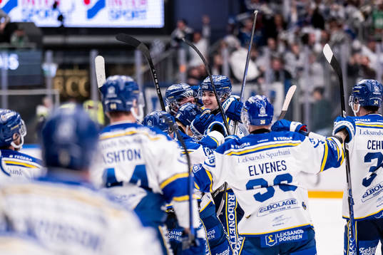 Leksands Lian Bichsel jublar med lagkamrater
