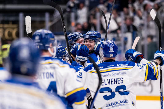 Leksands Lian Bichsel jublar med lagkamrater