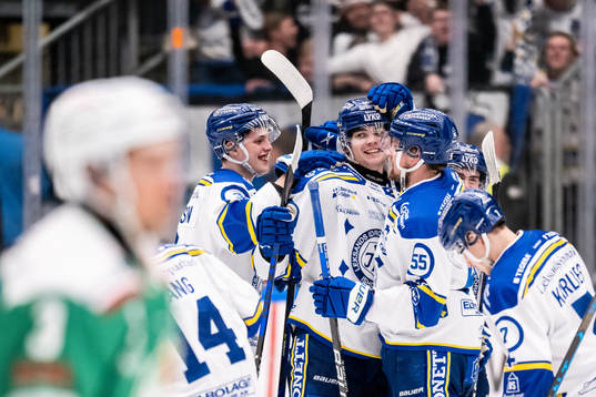 Leksands Lian Bichsel jublar med lagkamrater