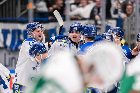 Leksands Lian Bichsel jublar med lagkamrater