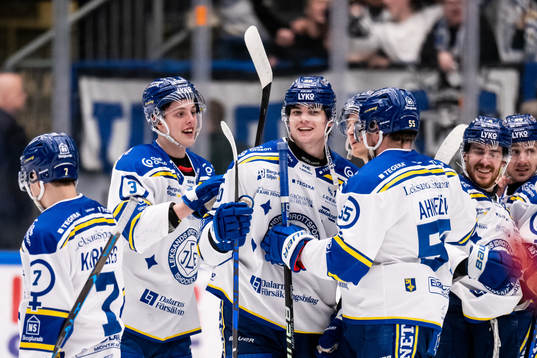 Leksands Lian Bichsel jublar med lagkamrater