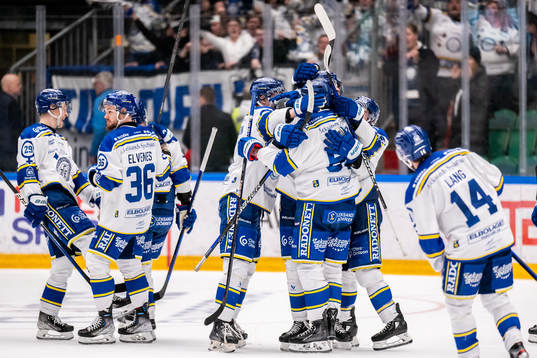 Leksands Lian Bichsel jublar med lagkamrater