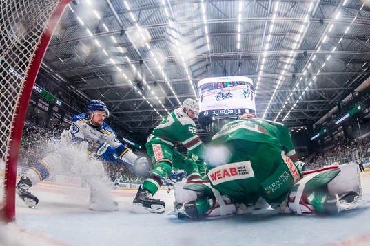 Leksands Lucas Elvenes oroar mot Rögles Vojtech Mozik och