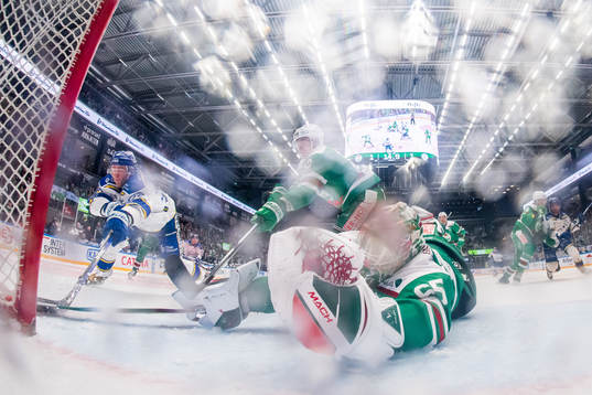 Leksands Mikael Ruohomaa med målchans mot Rögles Brady