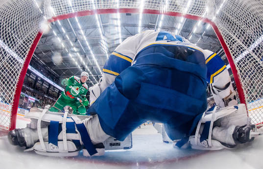Rögles Anton Bengtsson oroar mot Leksands målvakt Mantas
