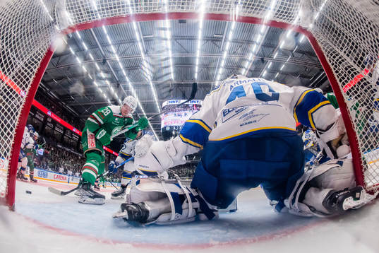 Rögles Anton Bengtsson oroar mot Leksands målvakt Mantas