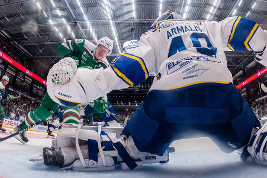 Rögles Anton Bengtsson oroar mot Leksands målvakt Mantas