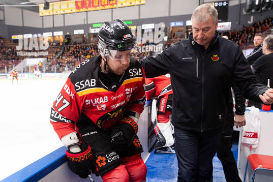 Luleås Leo Komarov lämnar isen