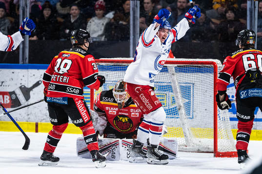 Oskarshamns Lukas Pilö jublar och Luleås målvakt Joel