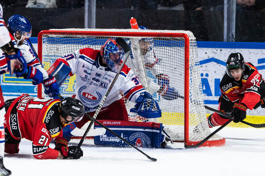 Oskarshamns målvakt Tim Juel och Luleås Isac Brännström