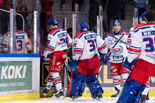 Oskarshamns Hynek Zohorna och målvakt Tim Juel  deppar