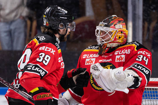 Luleås Pontus Själin och målvakt Matteus Ward jublar