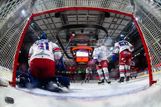 Oskarshamns målvakt Tim Juel och Patrik Karlkvist deppar