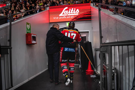Luleås Leo Komarov kliver av skadad