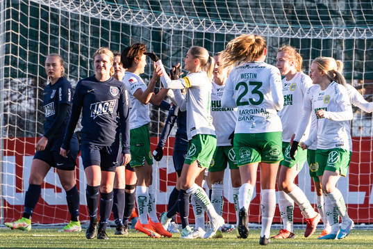 Hammarbys Maika Hamano och Alice Carlsson jublar