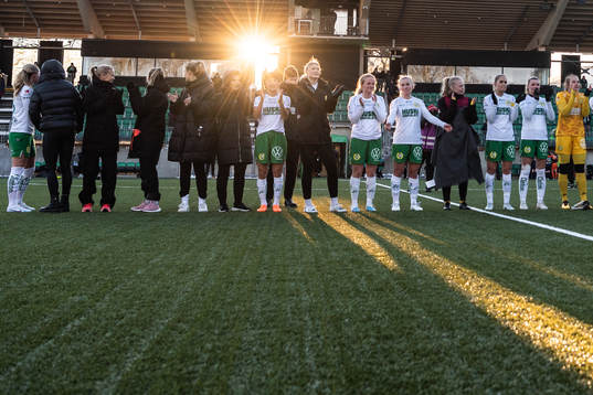 Hammarbys Maika Hamano, Ebba Lilliehöök och Ellen Gibson