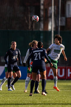 Eskilstunas Jessica Miclat och Hammarbys Maika Hamano