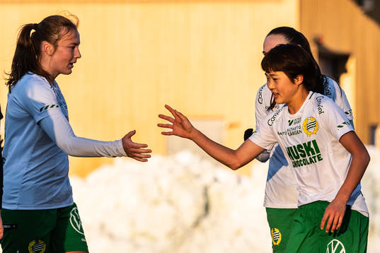 Hammarbys Sara Kanutte Fornes och Maika Hamano jublar