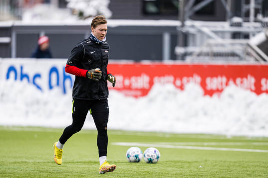 Mathias Lønne Dyngeland of Brann warms up