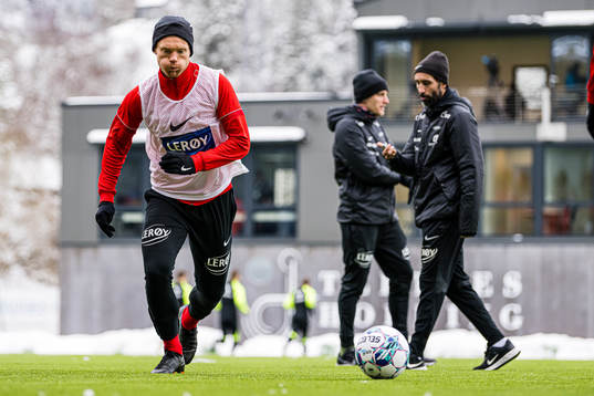 Sivert Heltne Nilsen of Brann warms up