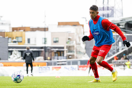Japhet Sery Larsen of Brann warms up