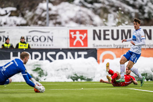 Bård Finne of Brann missing a chance to score