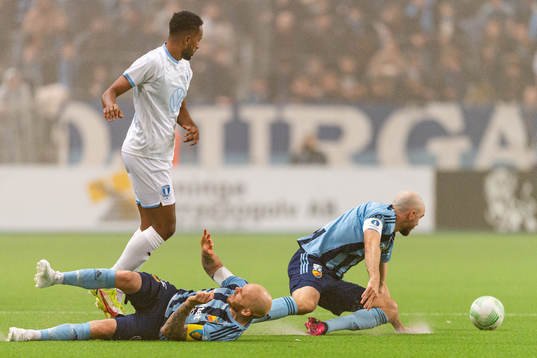 Malmö FFs Isaac Kiese Thelin i en kamp mot Djurgårdens
