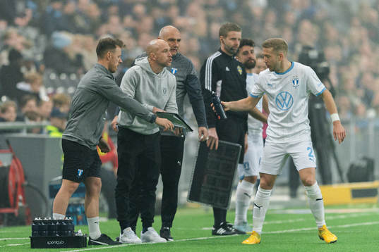 Malmö FFs tränare Henrik Rydström i samtal med Malmö