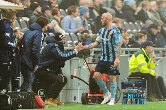 Djurgårdens Magnus Eriksson lämnar planen