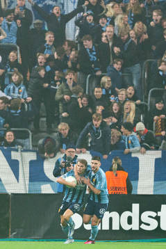 Djurgårdens Elias Andersson och Besard Sabovic jublar