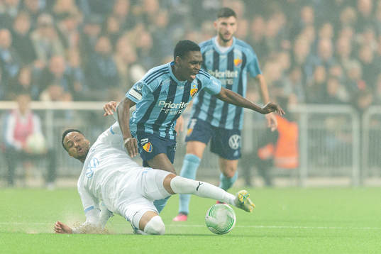 Malmö FFs Martin Olsson och Djurgårdens Joel Asoro