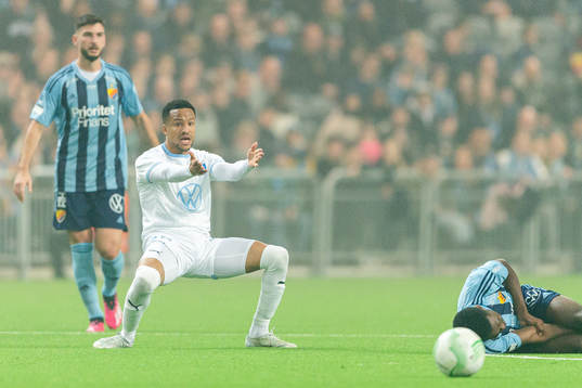 Malmö FFs Martin Olsson och Djurgårdens Joel Asoro