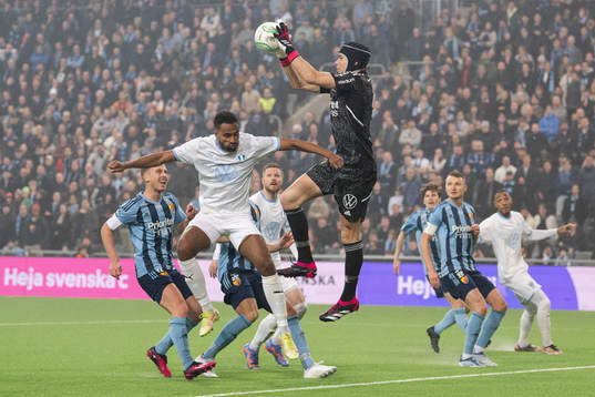 Malmö FFs Isaac Kiese Thelin och Djurgårdens målvakt