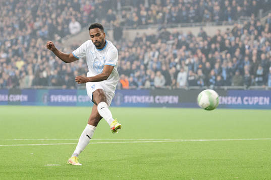 Malmö FFs Isaac Kiese Thelin  med en straff
