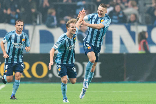 Djurgårdens Hampus Finndell och Piotr Johansson  jublar