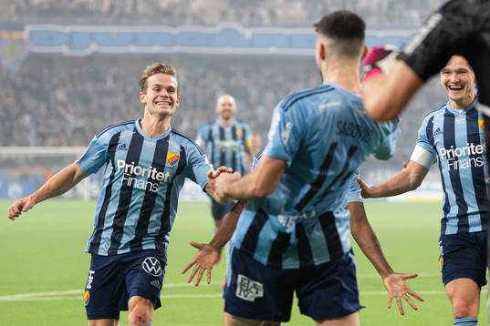 Djurgårdens Hampus Finndell och Besard Sabovic jublar