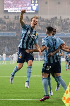 Djurgårdens Hampus Finndell och Besard Sabovic jublar