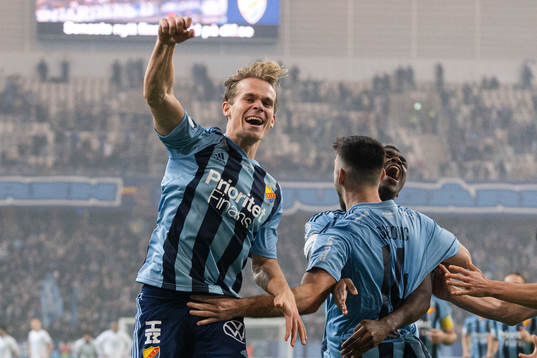Djurgårdens Hampus Finndell och Besard Sabovic jublar