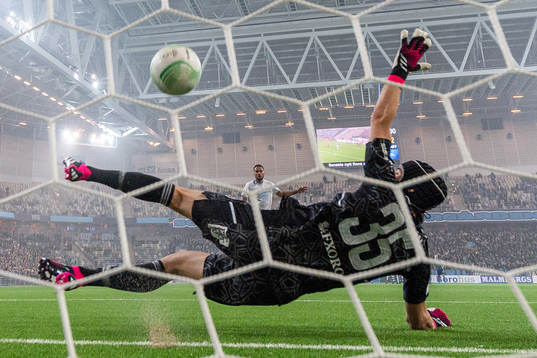 Djurgårdens målvakt Jacob Widell Zetterström räddar