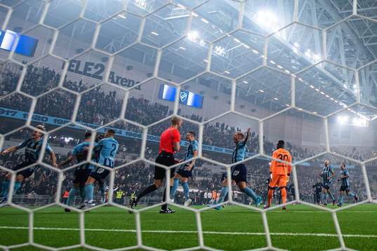 Djurgårdens Besard Sabovic jublar med lagkamrater