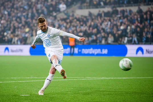 Malmö FFs Anders Christiansen gör mål på straff