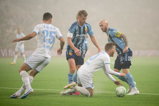 Malmö FFs Anders Christiansen faller i straffområdet