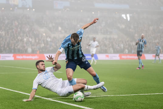 Malmö FFs Gabriel Busanello och Djurgårdens Piotr