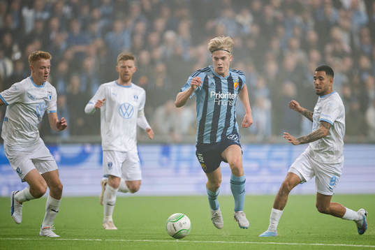 Djurgårdens Lucas Bergvall i en kamp mot Malmö FFs Hugo